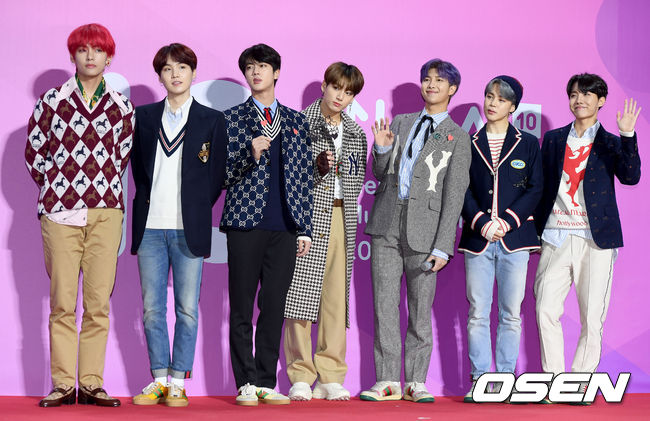 除此之外,這兩張專輯也陸續登上美國Billboard 200第一名,感受到世界彈的威力!而不只2018年的專輯成績亮眼,BTS在去年及前年也都拿到專輯銷量的冠軍,加上今年就是連續三年都拿冠軍了!而包括去年9月發行的《Love Yourself 承 'Her'》累積統計排名15名在內,專輯累積統計TOP100中就有12張BTS的專輯,BTS的所有專輯銷量加總已經達到1002萬張以上。