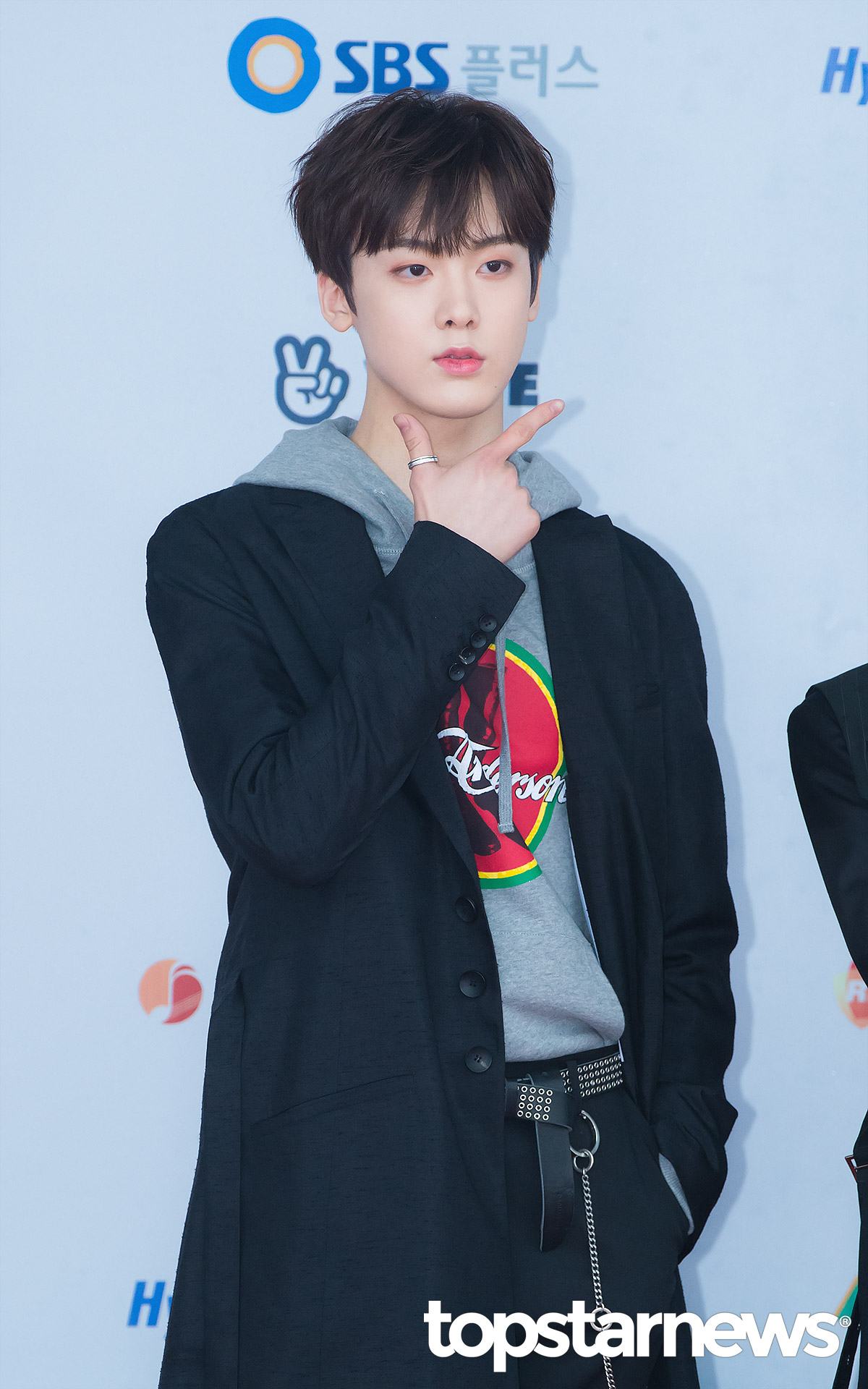 # ASTRO - 尹產賀 (2000年3月21日)
被稱為撒嬌天才的尹產賀,近來被粉絲發現「忙內已經不再是那個青澀的弟弟了」,每次舞台表現圈飯力都超強阿!