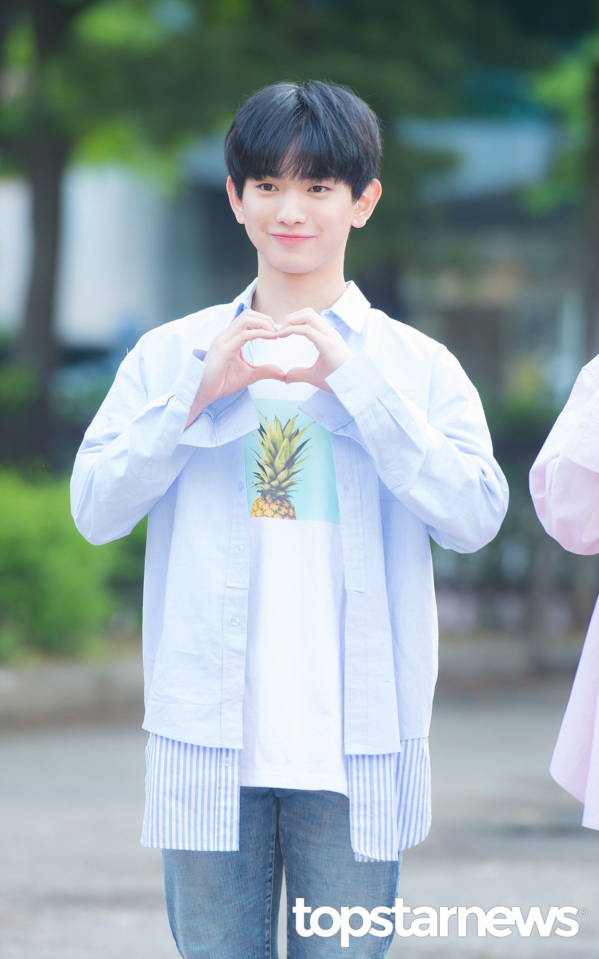 # 李義雄 (2001年4月5日)
《PRODUCE 101》第二季出身的義雄,雖然有著可愛的外表,但當他開始展現Rap實力的時候真的霸氣到不行!