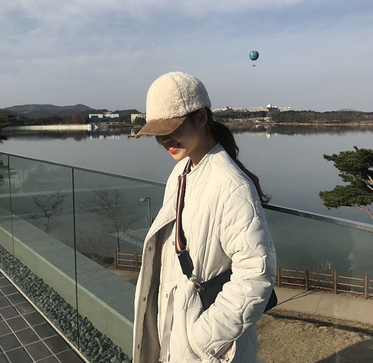 如果是平常走可愛路線居多的女孩,今冬可以考慮入手泰迪絨毛棒球帽。不僅看起來相當保暖,還能跟一波今年的泰迪絨毛元素,正戴反戴都好看,搭配羽絨跟牛仔外套都很讚,想要讓頭部看起來備受呵護,這款準備收編囉~(另外,燈芯絨材質的棒球帽也是歷年不敗冬季款,一樣是必須推推!)