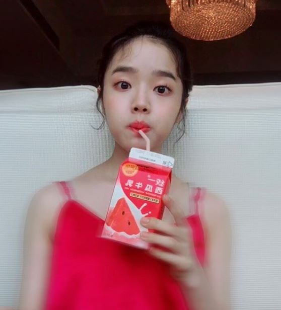 我們的「可愛界」女神金香起有新作品啦!大大的眼睛搭配上萌萌的嬌小身材,幾乎和所有合作過的男星都有超級萌的身高差,果然這次也沒有例外?!