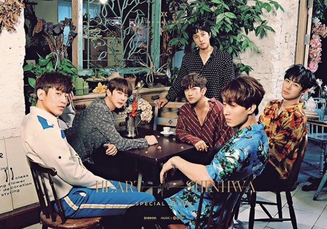 以神話出道的申彗星至今已經出道20年了,除了以團體成員作為「Shinhwa Company」的股東之外,個人歌手身份也是與經紀公司 LIVE WORKS COMPANY 簽約。