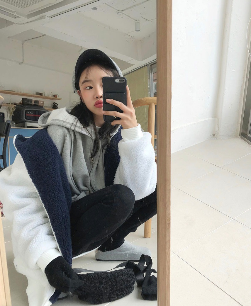 「5.乾淨整齊vs房間凌亂不堪:」
女生們出門在外卻總是呈現出乾淨整齊得一面,殊不知......十個女生當中,至少有八個房間是亂到不能見人的!說到這也十分佩服女生們,到底是如何出淤泥而不染的呢?(笑)