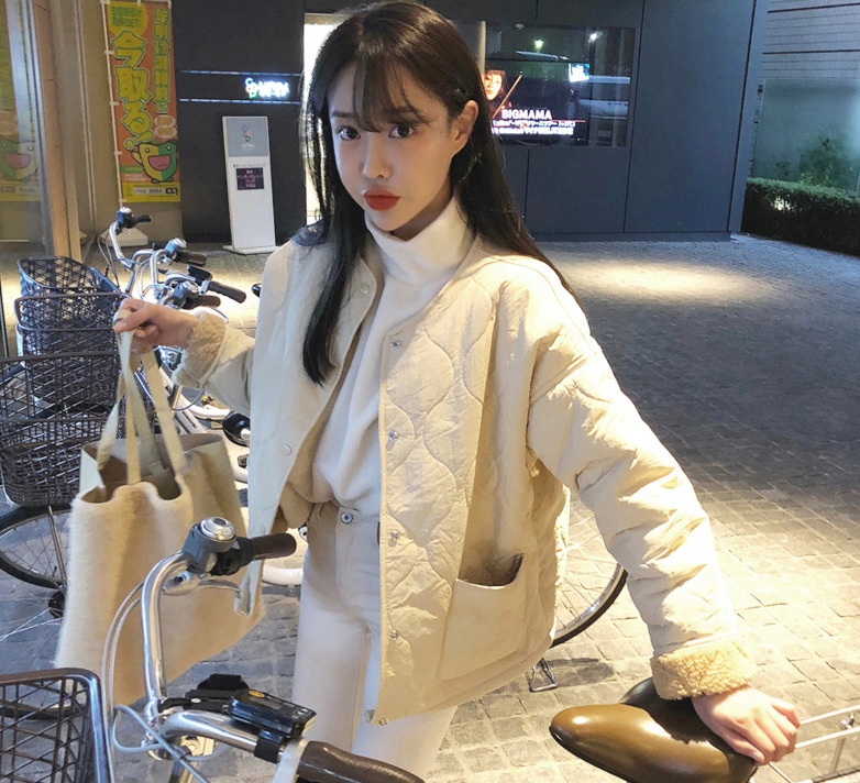 「4.下課後朋友隨揪隨到vs只剩同事飯局:」
放學時光永遠是最開心的,三五好友一起在補習回家前吃個冰,期末考完相約唱歌、逛街,幾乎每天都可以跟好友們膩在一起。上班後,下班只想趕快回家,通常下班後會有飯局除了私人約會外,應該就只剩下應酬,學生時代的朋友們下班時間都不一樣休假時間也不一定相同,每一次的聚會都非常珍貴。