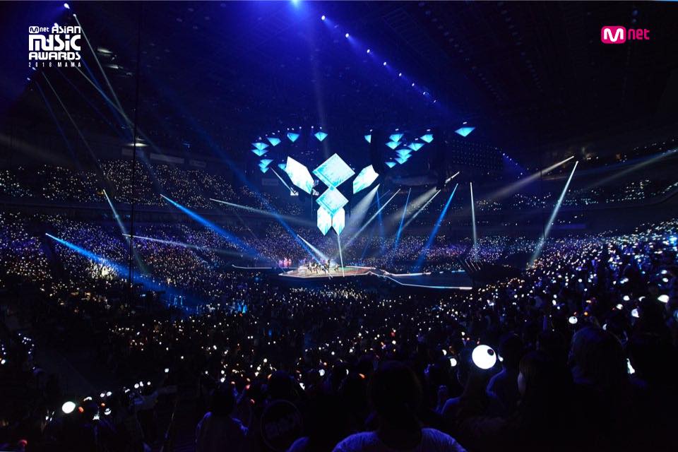 但不知道是不是《2018 MAMA》想要炫耀舞台、觀眾規模,鏡頭常常帶到整個會場的畫面,也多次出現台上歌手表演時不合時的畫面,讓觀眾們怨聲載道。