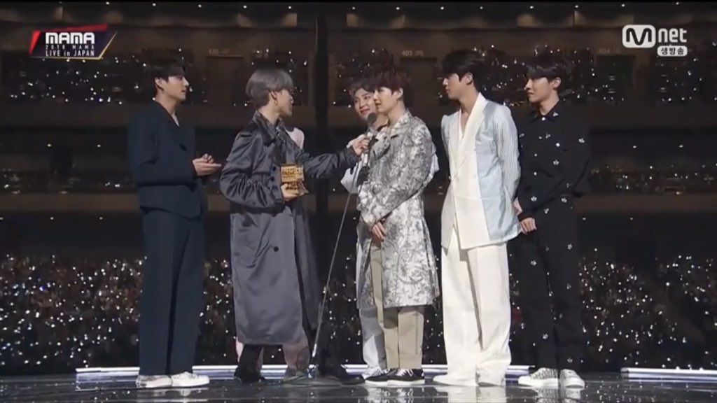 當防彈全體上台領獎時,J-hope身穿全黑襯衫和長褲站在最右邊,加上衣服上的蜜蜂圖案點綴,很恰巧的融合在現場觀眾的手燈海裡,乍看之下J-hope身體像是隱形的神奇畫面!