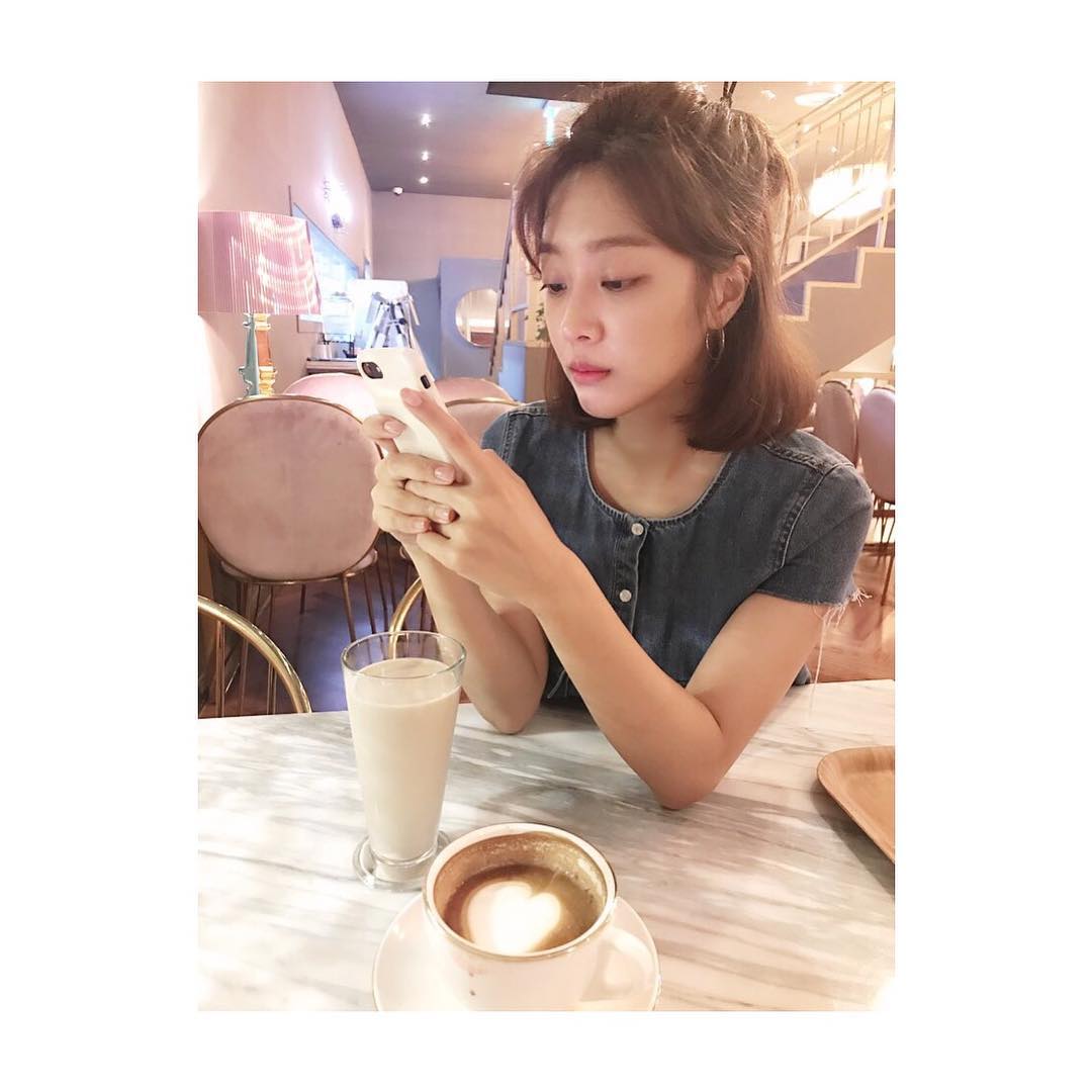 《福秀回來了》趙寶兒:
短髮真的是一大趨勢,除了上述這幾位知名女演員之外,趙寶兒也不例外,一樣將頭髮剪到了肩膀的位置,沒有太多的捲度,但是在髮尾則是微微向內彎,製造出可愛的氛圍。另外利用半馬尾的造型能修飾臉型和頭型,並且配上裙裝可是溫柔的最佳代表喔!