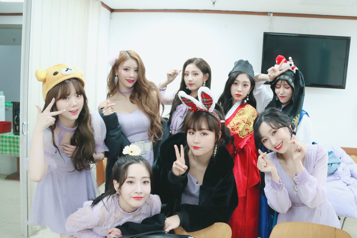 叡仁說:「 Lovelyz 所有成員都會為前輩應援著!最近天氣很冷,在軍中訓練時要穿暖一點,小心不要感冒。我們會替你應援的,Fighting!」