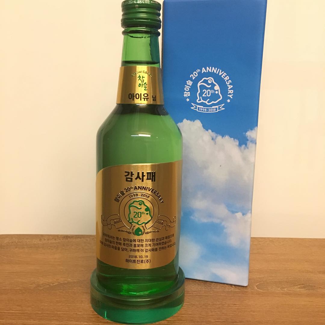 日前IU在自己的instagram上傳了一段文字寫道「這4年期間 真的非常謝謝 有義氣的真露我不會忘記的你們對我的疼愛 一輩子都支持真露!謝謝 Goodbye#真露」,除了有真露製作給IU的感謝影片之外,還贈送燒酒形狀的感謝牌。