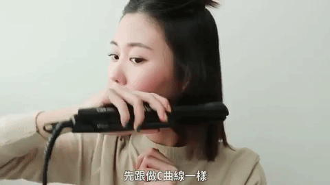 步驟4:
抓出一搓頭髮,大約耳朵寬度的一搓頭髮,並將它要做出S捲的髮型。可以先往內做出C字彎之後,再往外捲,S捲就會出現囉!記得髮尾要向外翹喔~