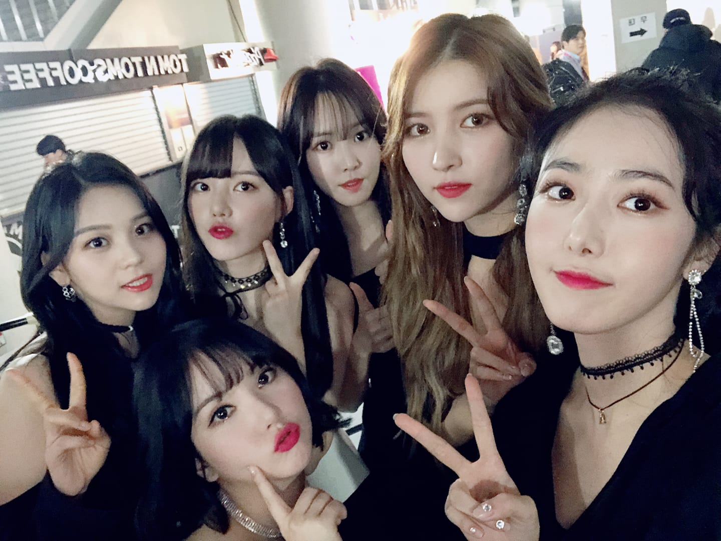 TOP 5 GFRIEND
專輯總銷量:144,635張
今年終於在日本出道的GFRIEND,在韓國國內也有2次的回歸,出身自Source Music娛樂的GFRIEND雖然在小公司出道,但仍引起大眾的關注,在15年底也橫掃各頒獎典禮的女子新人獎,之後GFRIEND也發揮她們的潛力,以堅強的實力及整齊的刀群舞在女團中殺出重圍。