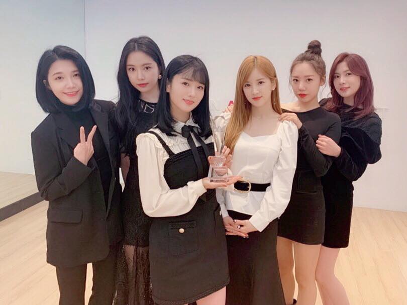 以上就是今年專輯總銷量有突破10萬張以上的女團排名,其中出自三大社的有3團,中小型公司的有3團,出自選秀節目的則是有1團,可以看出中小型公司也很努力阿!
同場加映:
TOP 8~15
Apink、Lovelyz、太妍、fromis_9、Oh My Girl、Weki Meki、Dreamcatcher、本月少女