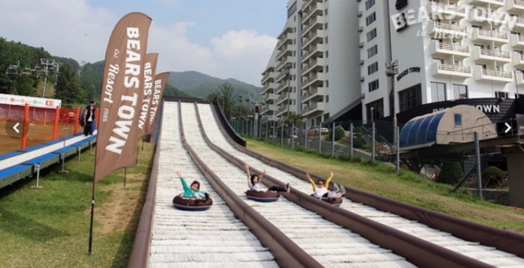 1.베이스타운스키장
地址:경기도 포천시 내촌면 금강로2536번길 27
位於京畿道的熊城鎮以優良的斜坡為特色。它有11個滑雪場,包括2.8公里最長的斜坡。此外,它可以在一小時內透過8部電梯移動1萬5千人,所以不會很擁擠。它也因滑雪板而聞名,該滑雪板由國際滑雪聯合會(FIS)認證。(已於11月24日開放!)