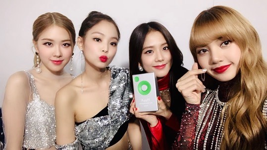 BLACKPINK的造型師總是會讓四位身材姣好的成員們穿又美又吸睛的服裝,但是接連幾次發生這樣的事情,讓不少粉絲憤怒表示已經不是第一次了,對此表達強烈不滿。