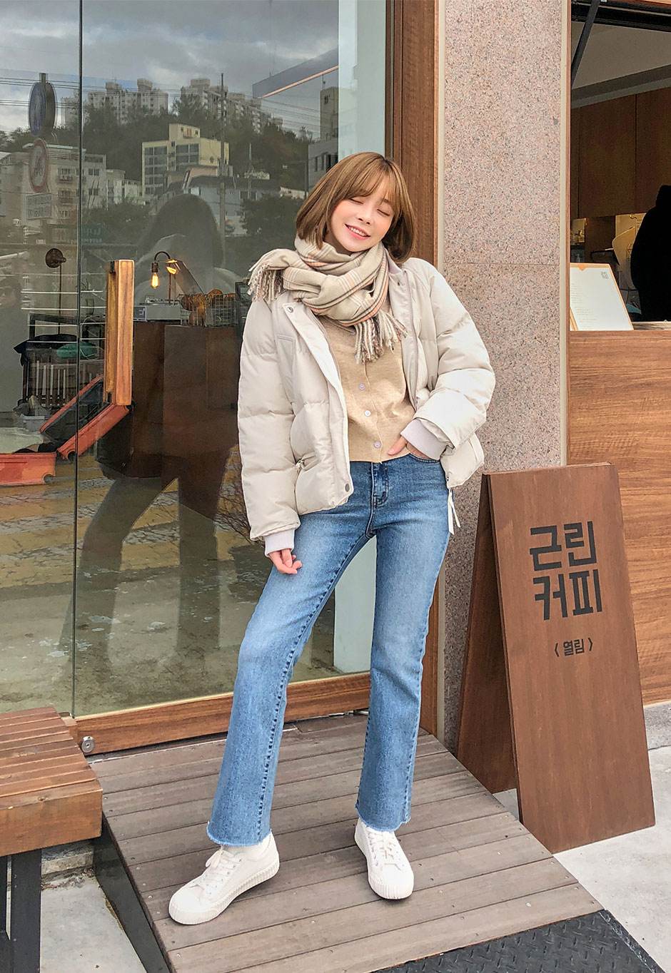 率性款:
這個冬天果然還是像當個帥氣十足的個性女孩?沒問題,只要有一條單色的簡單圍巾就可以達成!打法不同於基本款,只要繞完一圈脖子再打上一個平結就可以完成,是不是超級簡單?也是裡面簡單穿個貼身衣物,套個飛行外套,搭配一雙黑色短靴,率性LOOK就這樣完成啦~