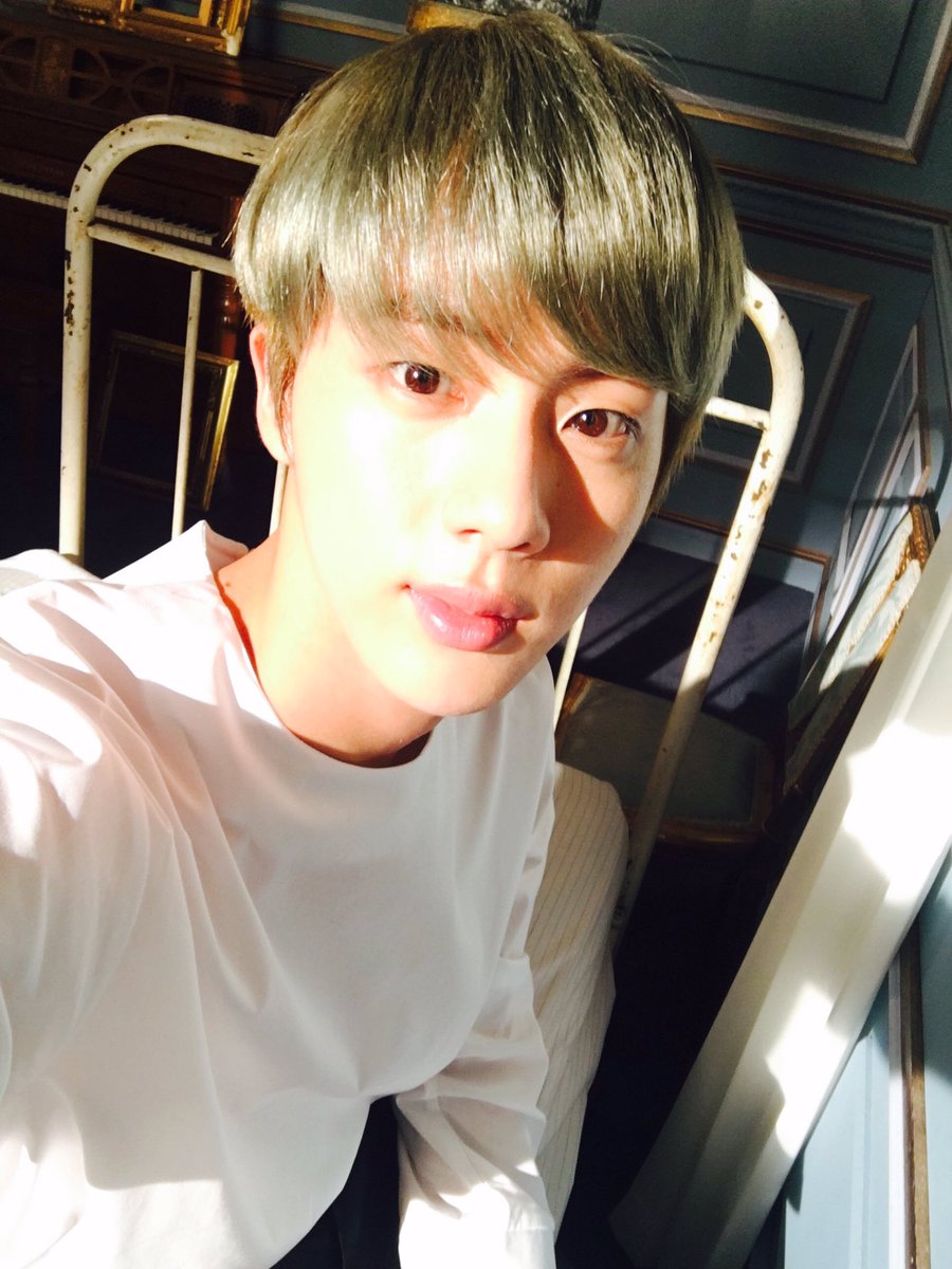 #防彈少年團 Jin
參加2016年中秋特輯《偶運會》的Jin,在男子室內足球的比賽過程中,不小心被對方選手的手肘撞到流鼻血,所幸傷勢不嚴重,Jin也為了擔心自己的粉絲,當天在官方推特上傳了自拍照向粉絲們報平安。