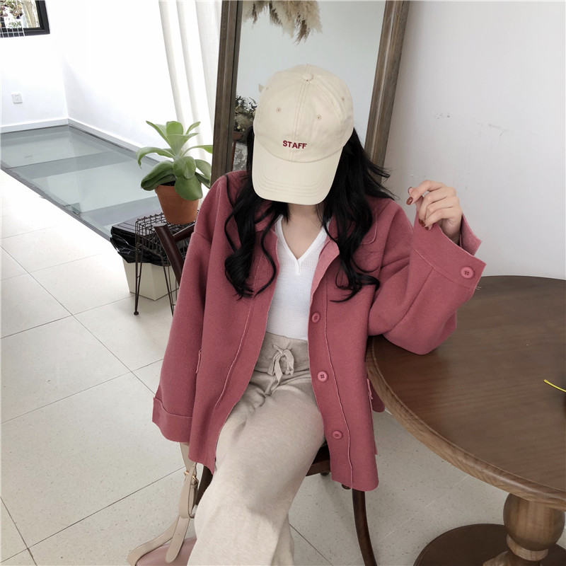夢露日記時尚女裝 中长款单排扣呢子大衣:約台幣307元#
冬天只穿黑色、灰色實在太沉重啦~美美的梅果色套在身上反而讓自己變得更亮眼!尤其是單排的大衣摩登少女其實非常喜歡,會有種沉穩的成熟感,寬鬆版型裡面可以多塞幾件衣服也沒問題,一件超高CP值只要307元,摩登少女早就忍不住要下單啦!
