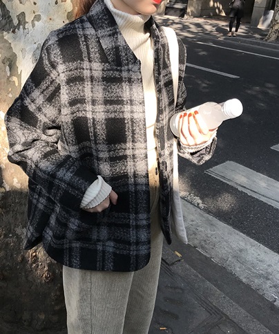 yesroom 耶斯鹿 短款格子毛呢外套:約727元#
冬天沒有格紋怎麼算過冬呢?利用格紋和短版外套結合成為今年最夯的大衣,穿起來比較偏休閒街頭感,不挑場合,而且平常配上一件短裙就可以去約會啦!這款是所有裡面價格最高的,但是因為摩登少女買過,質感真的不錯,相對價格就會比較高一些喔!