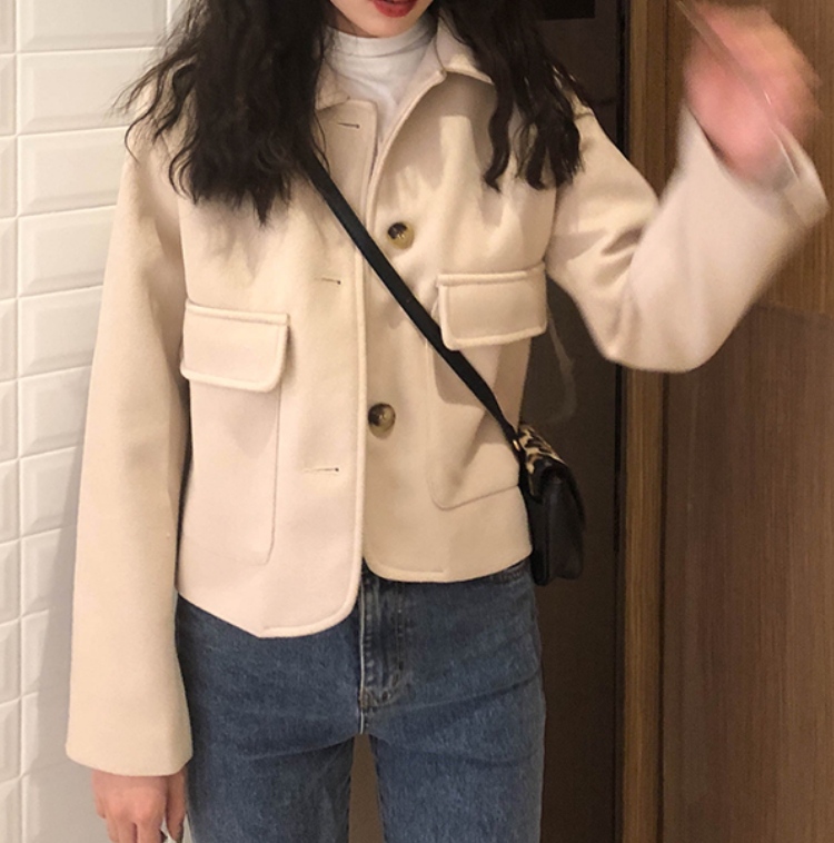 遇见驴先生 百搭纯色毛呢外套女:約280元#
這次冬天開始流行起短版的大衣,長度大約在臀部的位置。這種短版的外套如果配上高腰的下身,能夠讓腿的比例看起來更修長,不少韓妞今年都開始紛紛穿起這種短版外套呢!不得不說,我們家歐膩也有一件,穿起來超可愛喔!