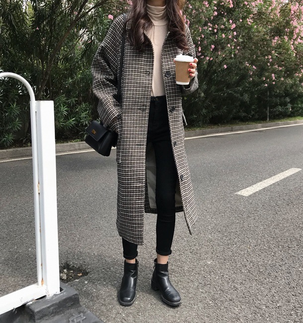 遇见驴先生 千鸟格长袖大衣外套女:約433元#
千鳥格紋就是秋冬必備的元素,能夠讓樸素的單品變得更有特色,裡面只需要搭配一件素T就很有型。尤其是這種寬鬆的長板大衣更能修飾屁屁,讓你穿起來顯瘦好幾倍啊!
