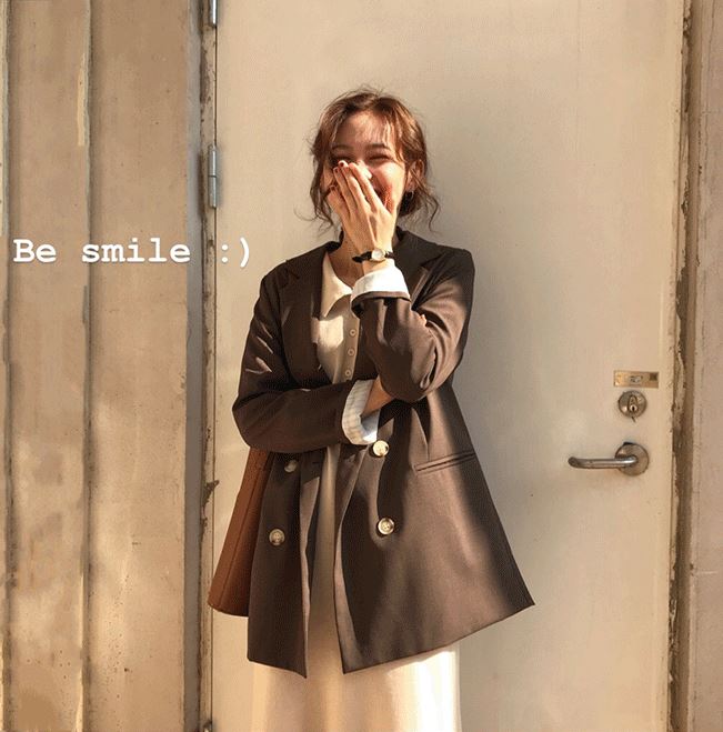 elina sea最小的海 双排扣西装外套:約570元#
喜歡穿上有點韓國小姐姐的單品嗎?那麼這件雙排扣西裝外套可不能錯過!西裝外套讓人有種成熟且幹練的感覺,尤其是配上土棕色會顯得比較休閒,整體會呈現出既有魅力又不會太拘束的感覺,不管配裙裝還是褲裝都非常完美!