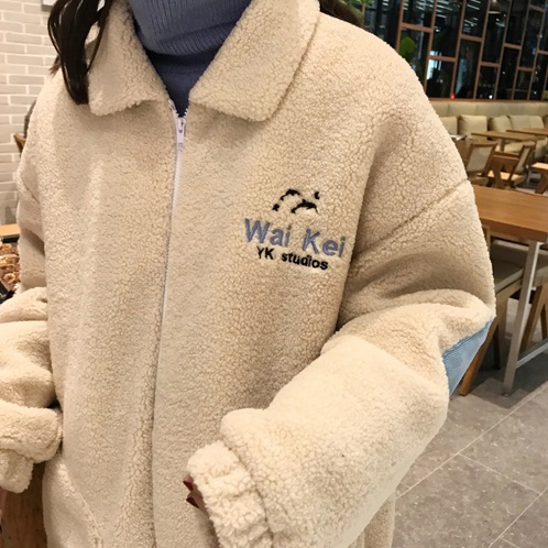 冬天少了一件大衣根本無法過冬,過年想要換新衣,這時候不買一波怎麼行呢?不過零用錢和薪水薄得嚇人,冬天的大衣又貴到讓人無法下手,這時候當然就要靠摩登少女來幫大家凹一波啦!這次從200元起跳,最貴價格不超過800元,帶來這些美美外套給大家,希望每個人都能穿新衣過新年啦♡