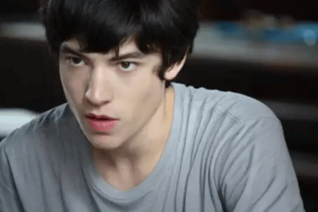 『奇幻魅力:Ezra Miller』
接下來是在《怪獸與牠們的產地》以及《怪獸與葛林戴華德的罪行》中飾演魁登斯・巴波一角的Ezra Miller。相較於電影中怪獸與魔法的場景,讓人眼睛更為之一亮的是Ezra飾演與原本形象完全不同,性感且散發頹廢美的角色。