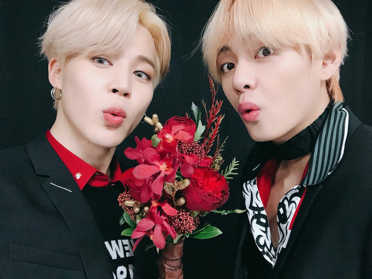 V和Jimin都是海選而進入Big Hit。V曾經學習過3年的薩克斯風,有天發現大邱要舉行Big Hit公開海選,但因為父母不同意當時只是抱著陪朋友去看看的心情,卻在要離開的時後被開發組找來參加,最後爭取到家人認同才參加,很巧的是V是那次大邱海選的唯一入選者。