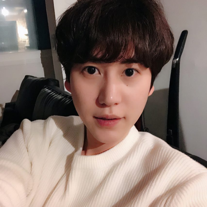 正在當兵的Super Junior成員圭賢終於升格當舅舅了,在姐姐為家裡添加了雙胞胎新成員這個值得開心慶祝的氣氛下,圭賢的姐姐最近在個人SNS淚訴自己和家人長時間被不明網友騷擾超過3年的時間,不管心理和生理都感到十分心累