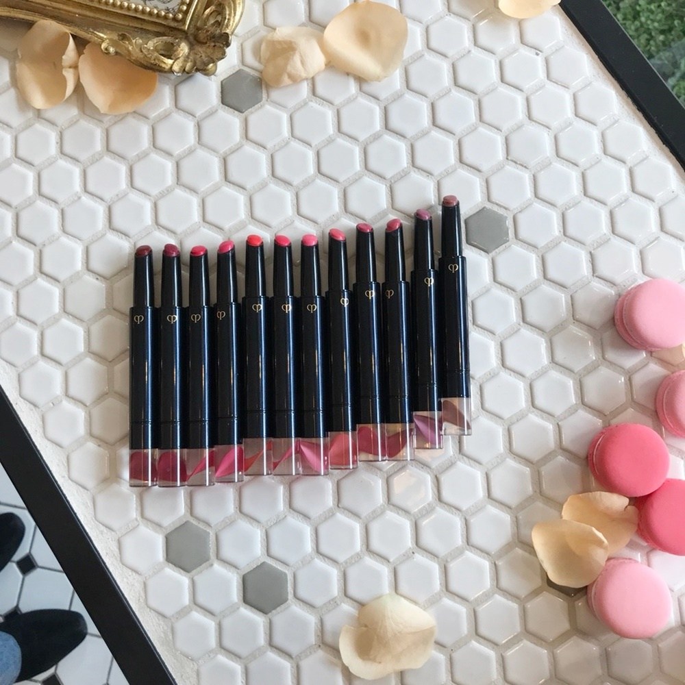 肌膚之鑰 奢華聚光訂製唇膏:
貴婦品牌肌膚之鑰推出新款唇膏啦~配合冬天冷冷的季節,利用水潤款的唇膏讓雙唇呈現飽滿且水潤的光澤。這次利用聚焦粉末,將光線整體聚集在嘴唇上,淡淡的顏色就可以抓住眾人的目光!質地部分則是如同奶霜般,能夠均勻的包覆雙唇,滑順好推。