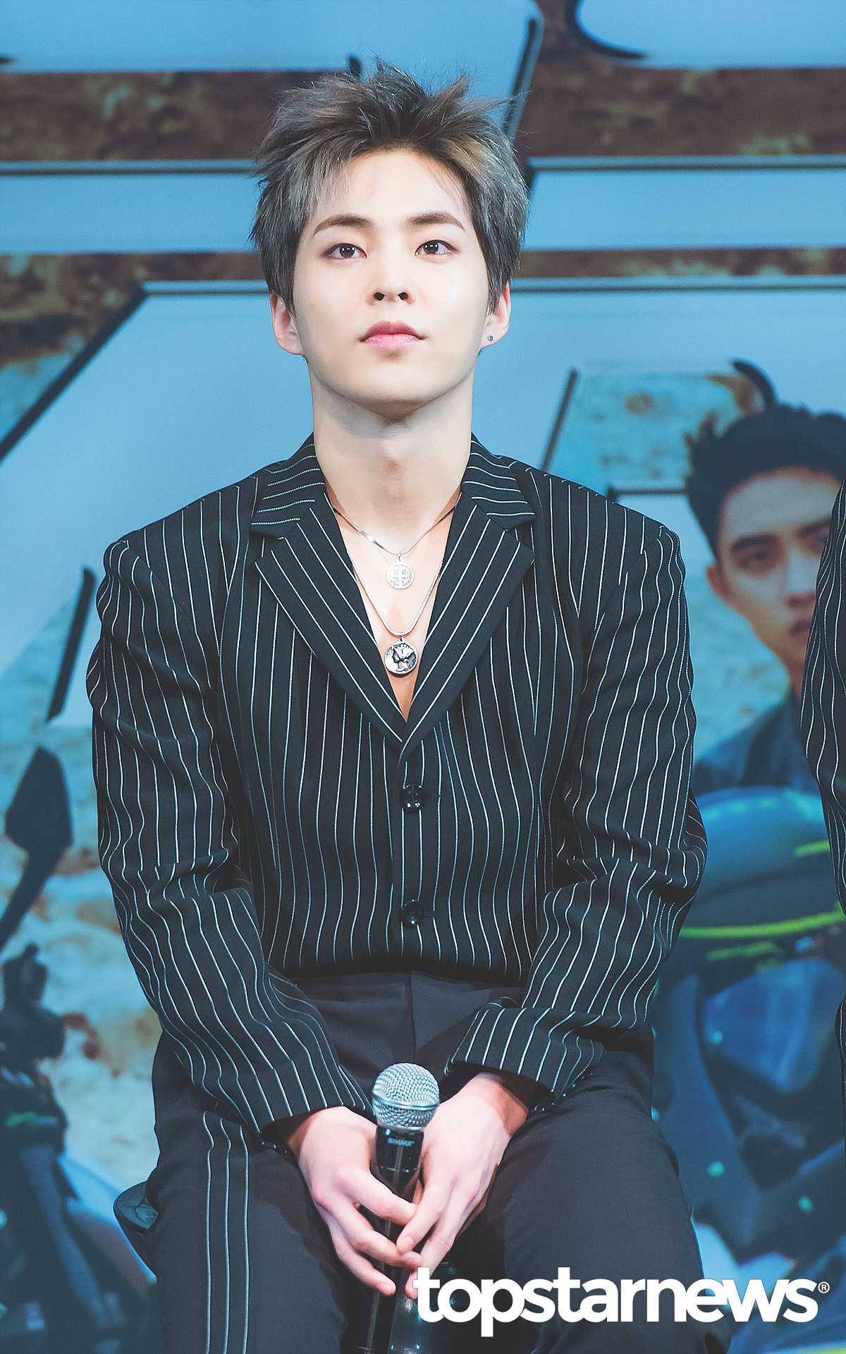 # Xiumin
Xiumin曾藉由官咖向粉絲們表示:「我只接受各位的心意!」並且也說:「雖然想著這是大家的心意,我也真的很想收下,但該怎麼辦呢,家裡已經連腳踩的地方都沒有了~」用撒嬌的方式來表達自己婉拒的想法。