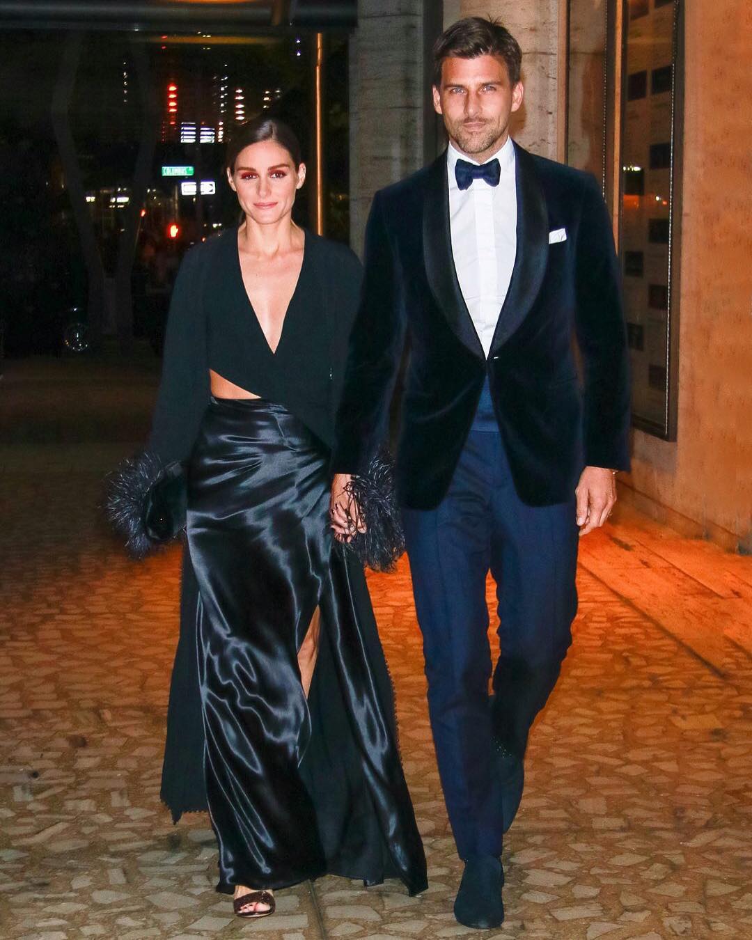 『Olivia Palermo × Johannes Huebl 』
若計畫和另一半要出席重要場合,推薦高貴、優雅風格的穿著。紐約上流社交圈的Olivia Palermo與丈夫Johannes Huebl是一對很好的例子。兩人以全黑禮服完美呈現高雅風格。全黑容易給人黯淡的感覺,所以周邊的小飾品和細節非常的重要。材質上可選擇絲絨、色丁等的布料,西裝則可選擇領結與手帕做搭配。