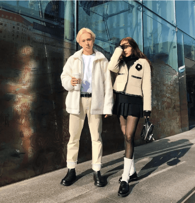 『泫雅 × E’Dawn』
除了音樂與與舞蹈外,最近大方公開熱戀的泫雅與E’Dawn的其它共同興趣是什麼呢?答案是「復古風」。穿衣的色彩從單調到華麗鮮豔都能輕鬆駕馭的兩個人,對於風格與單品選擇都有獨特的眼光與風格。也想挑戰復古情侶風嗎?推薦黑與白對比的穿搭。單品可選擇最近非常流行的絨毛外套,下身則可選擇寬褲、網球裙等有獨特復古風格的單品。另外也可加上皮帶、長筒襪,使整體來看起來更有重點。