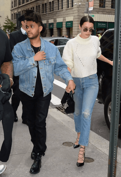 『Bella Hadid × Abel Makkonen』
初次或剛開始挑戰情侶穿著的話,可以從單一的單品樣式開始。在這裡推薦「丹寧」單品。只要有一種與對方一樣的單品樣式,不但與另一半有情侶穿著的感覺,也能和自己身上的其他單品搭配做個人穿搭。可以像Bella Hadid 與 Abel Makkonen一樣,一個人穿著丹寧材質夾克,而另一位則穿著丹寧褲。其它單品則可自己依喜好的風格選擇。