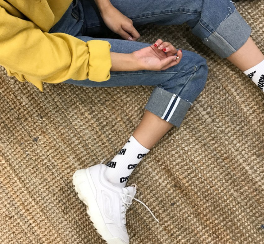 褲管與呼吸份量:
如果穿長褲搭襪子,褲腳一定要短一截,給襪子留出多點空間,由於褲子已經達到了放大的效果,那麼與其在腳踝處積一坨多餘的褲管,不如把褲腿反折,留下最纖細的腳踝,鬆緊之間反而更能達到顯瘦的功效呦!