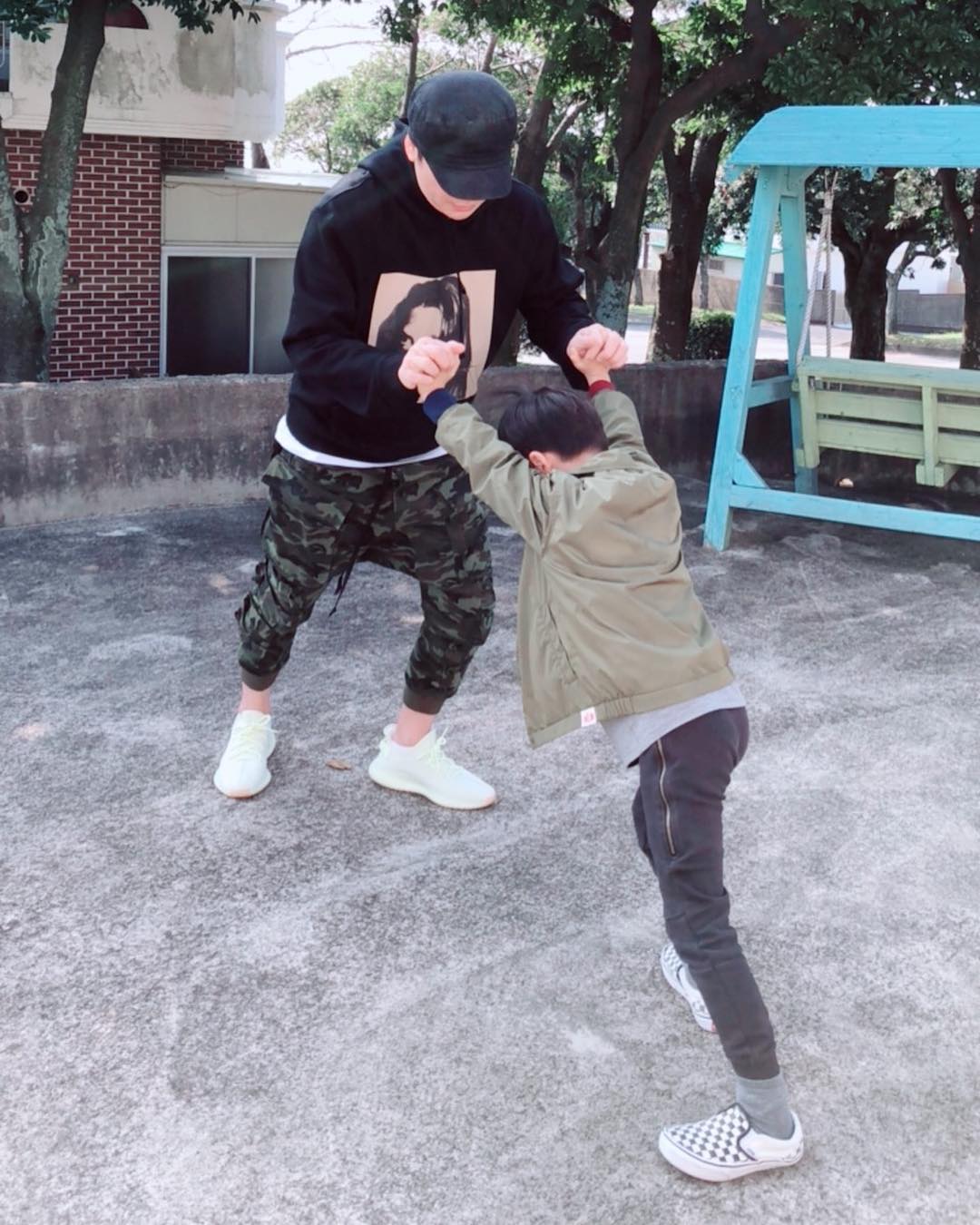 YG表示,目前移交到檢察機關的案件數有4件,主要的嫌疑人都是成年人並且大多都已經親口承認上傳許多惡意批評這件事,但有一位向警方否認了自己的嫌疑。