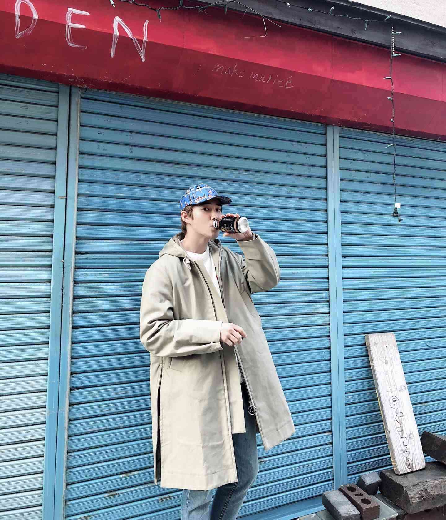 這張就是完美的假男友照XDDD 外套顏色和背景顏色相當和諧之外,大家仔細看一下帽子...連帽子都可以和背景顏色搭配,SUHO這樣的才能怎麼現在才被發現呢ㅋㅋㅋ