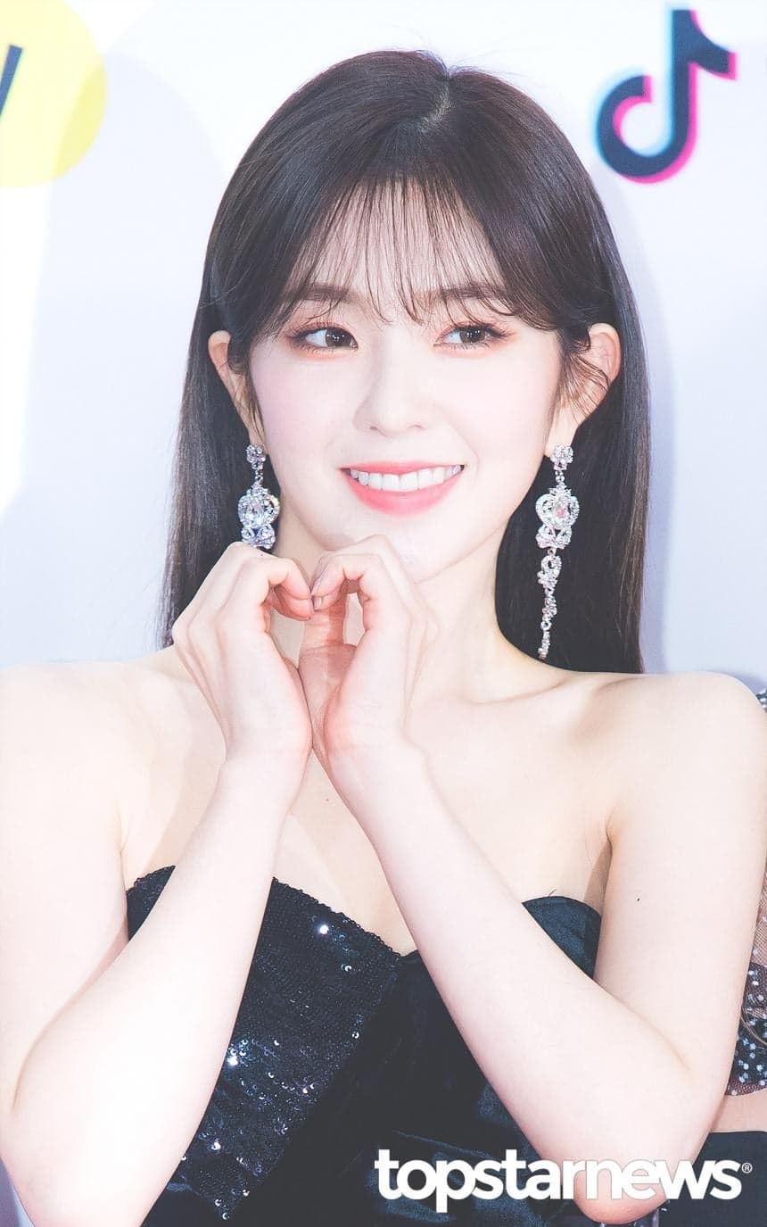 #Red Velvet Irene
Irene的衣著一直都算是包緊緊的類型,直到2018年末的歌謠大戰Irene穿上超性感露肩裝後,大家才發現Irene身材超級好的