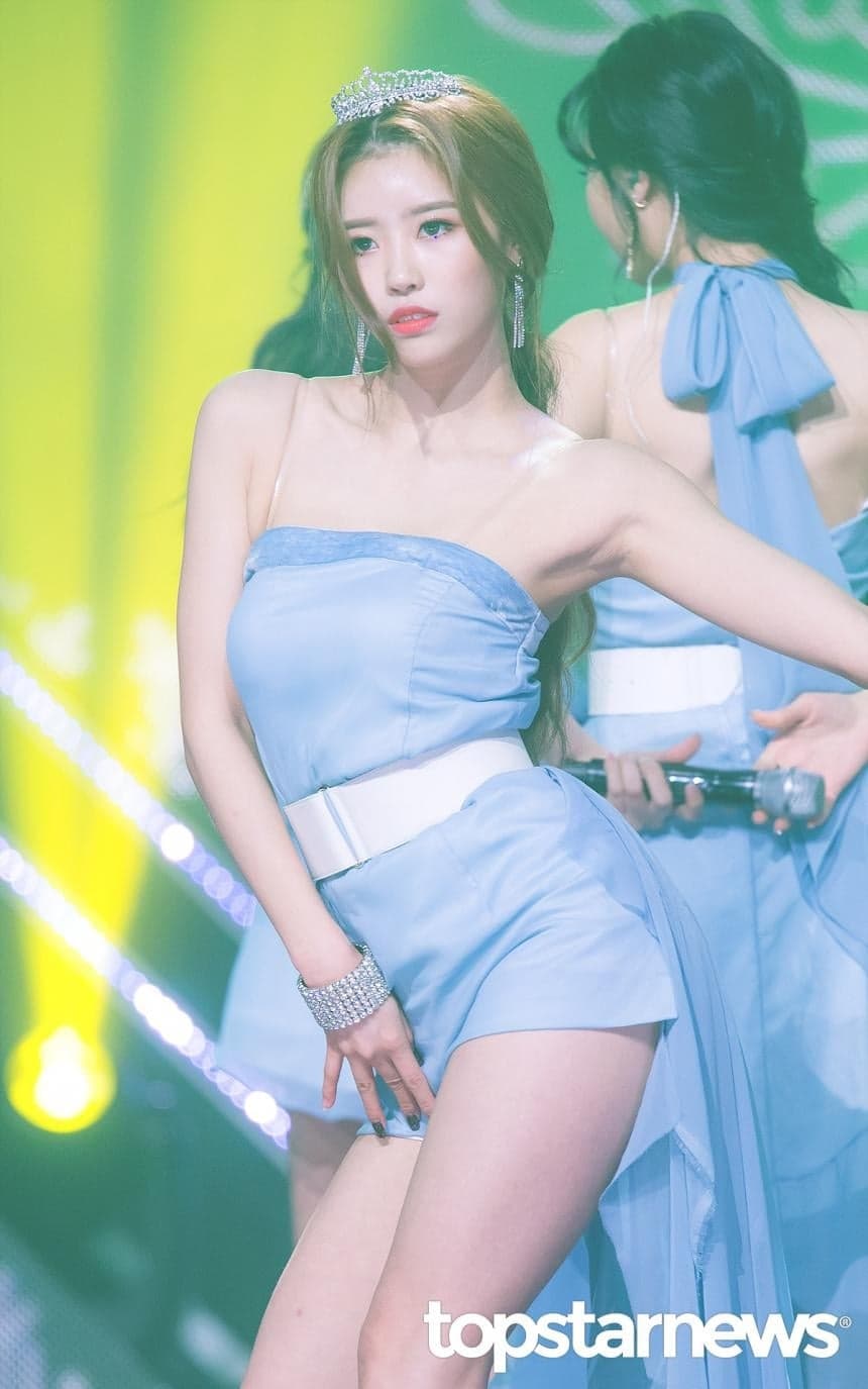 #Lovelyz 美珠
Lovelyz風格一直都超級無敵清新甜美,但總有一位成員性感的超搶眼!那就是美珠~身材高挑又勻稱的她,跳起舞來超性感,搭配勾人的眼神迷倒不少粉絲