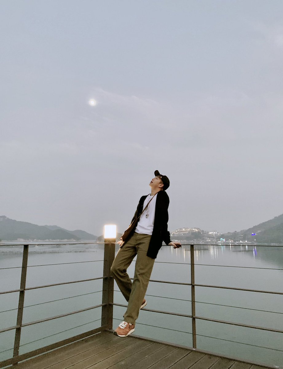 越來越萌的RM除了不時在twitter上傳超少女的自拍,還常上傳充滿sense的穿搭美照,和大家展現他的超高「衣Q」,會穿衣服的男生真的大加分~