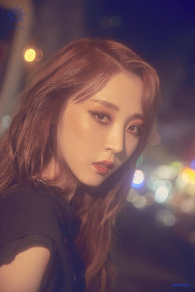 那就是有著GIRL CRUSH魅力的玟星~她有一副低沉的嗓音,唱起RAP完全展現帥氣魅力,這也難怪MAMAMOO女粉絲比例遠遠高於男粉絲XDD連女生都臣服在玟星的魅力中