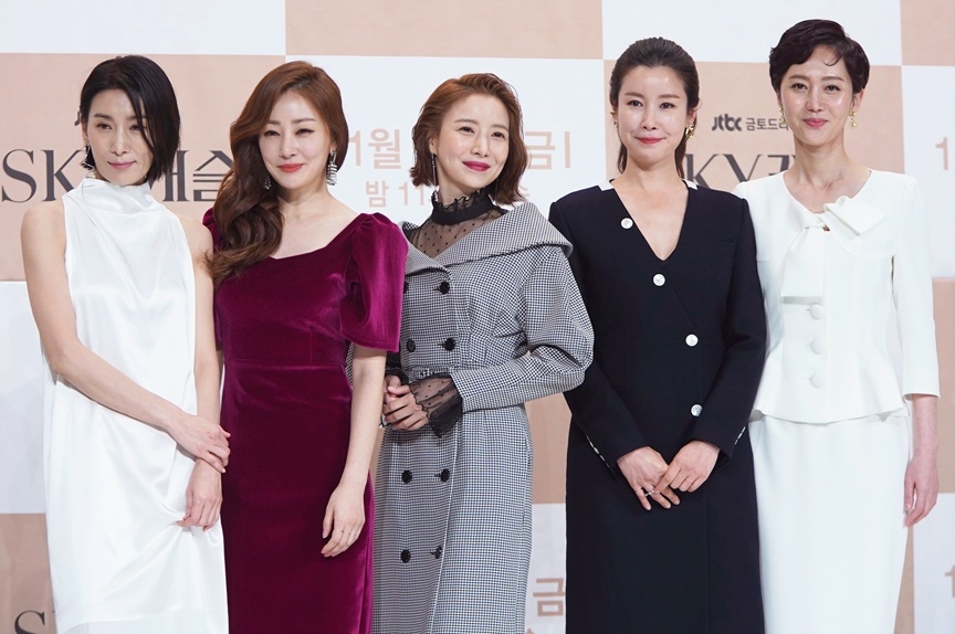 主演陣容集結了許多實力演技派演員,像是廉晶雅、尹世雅、李泰蘭、吳娜拉等人,曾經出演過《妻子的誘惑》的金瑞亨也在劇中擔任了關鍵角色,看這些貴婦們飆戲想想也覺得過癮啊!