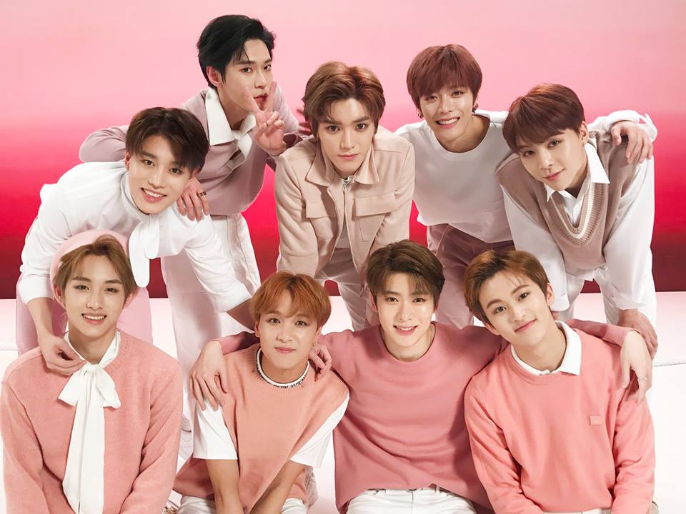 1.NCT 成員數無限
NCT的理念就是「成員無限擴張」,複雜的分隊和特殊的團體理念,每次上節目解釋時都耗費一番功夫!在這麼多成員的團體中,要認出所有男孩們還真的滿困難的,但還是有幾個成員讓你一看就一秒知道是NCT!