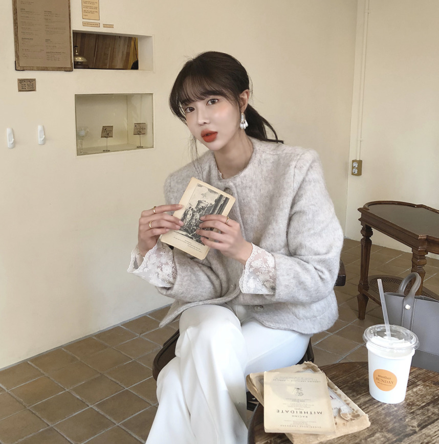 「5.護唇膏隨身攜帶:」
缺乏皮脂腺的唇部,在乾燥的冬天會更容易脫皮龜裂,隨身攜帶護唇膏並且勤擦在唇部,讓護唇膏的油質在嘴巴上形成一層保護膜,讓你的嘴唇不再乾裂不舒服!
