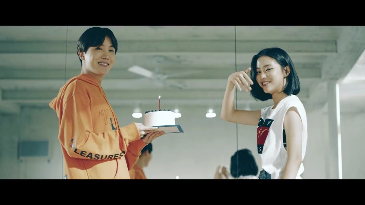 而之前網友們也猜測過新女團的人選,最有利的人選就是曾經出演過BTS teaser的申柳真,柳真也曾參加《MIXNINE》舞蹈實力讓許多觀眾印象深刻,高顏值也是柳真呼聲很高的原因之一阿!