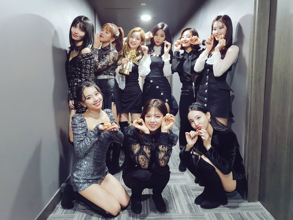JYP表示:「確實在準備新人女團。」、「現在MV拍攝已經完成,但出道時間尚未確定。」、「如果確定出道日期之後會告訴大家,成員們現在正在認真的準備中。」想必離看到JYP新女團的日子已經不遠啦!