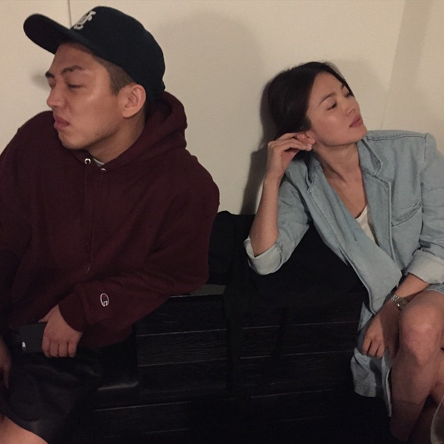 姐姐與年下男的戀愛交往好處之一:
可以認識更多年輕人,吸取年輕人的新的資訊,
讓自己保持在年輕的心,其實久沒跟年輕人相處,在一些免不了要相處的場合時,真的會不知道能跟他們聊些什麼,小編就認識一位40出頭的媽媽,心境保持著很年輕的心,跟上國中的兒子什麼都能聊,跟我們也是!很多與男朋友的私密事都能跟她分享那種,我問她怎麼思想可以如此開放,她笑說應該是因為自己常跟年輕同事相處的緣故吧XD
