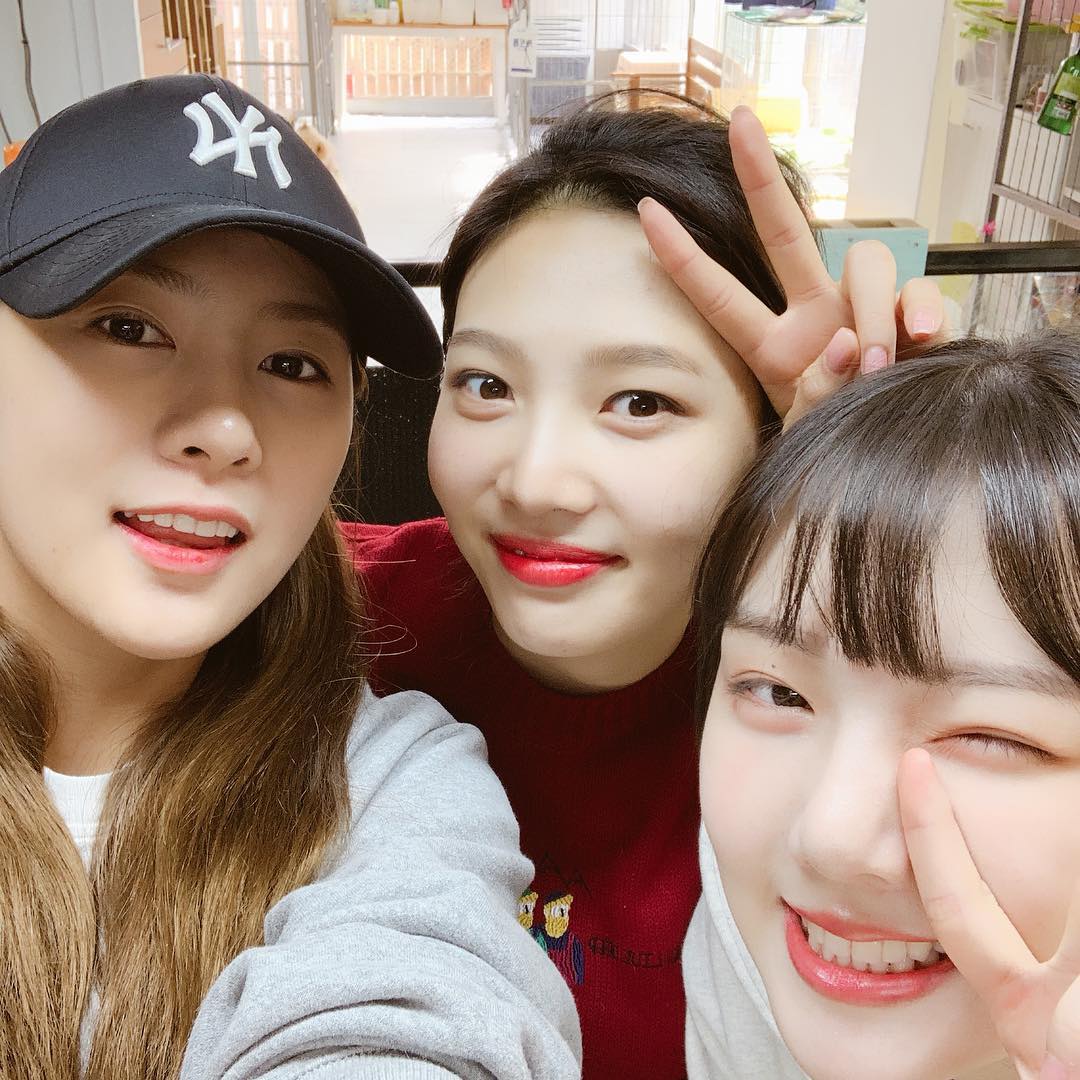 還有由Apink夏榮、GFRIEND睿隣及Red Velvet Joy組成的首爾藝高「96line」,去年12月時三人才剛合體去流浪狗中心做義工服務呢!