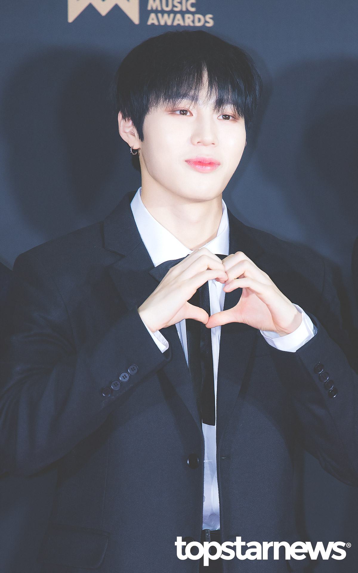 #河成雲 (Wanna One)
同樣是Wanna One出身的河成雲,也被選為2019最期待新人之一。河成雲原為HOTSHOT成為之一,後來參加選秀節目以Wanna One成員身分活動,如今Wanna One解散,河成雲也回歸原團體HOTSHOT,回歸後的河成雲也將在2月末推出個人的首張迷你專輯,粉絲們可以多多期待和支持阿!