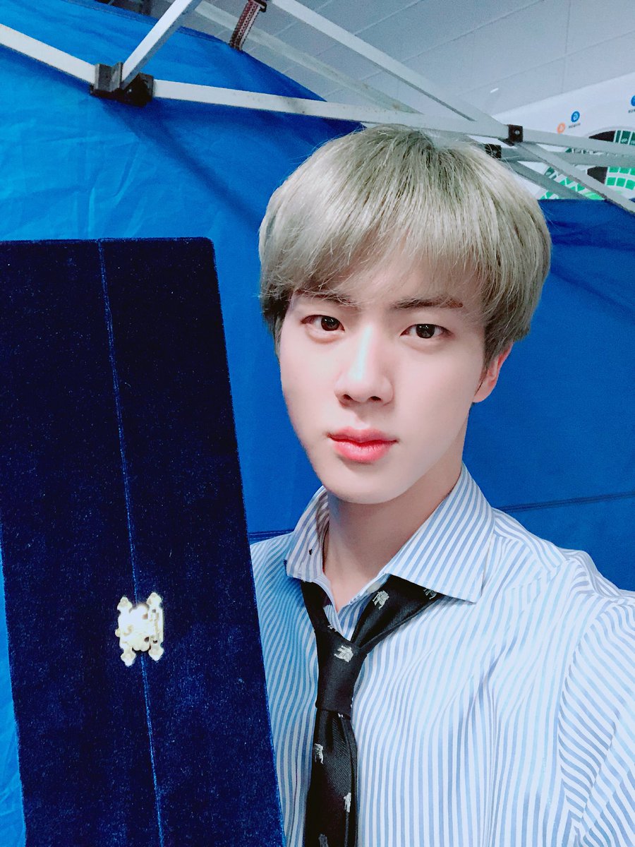 典禮結束後,成員們也一一在Twitter上發表貼文感謝粉絲 A.R.M.Y 的支持,其中成員 Jin 的感言寫道「大家應該獎盃看很多次了吧 那我來給大家看看裝獎盃的盒子」更是讓大家的心情從感動瞬間破涕而笑